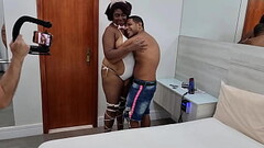 Bastidores da primeira vez no porno da milf grandona Achocolatada dando muito cu e ganhando muito le Thumb