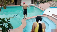 D&iacute_a de piscina, sexo en p&uacute_blico y creampie! La gran polla de mi hermanastro me destroz Thumb