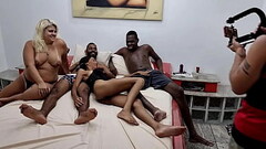 Bastidores da grava&ccedil_&atilde_o com muito anal na pele com as safadas Loira Scarlett e Yasmin R Thumb