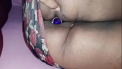 Esposa xerecuda deitada no sof&aacute_ usando plug anal Thumb