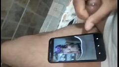 Mi amigo se masturba viendo las fotos de mi esposa Thumb