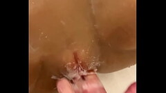 Russian MILF washes her assistant friend after being fucked by a client in San Francisco Thumb