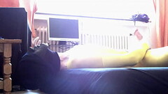 Die Fruchtmilch spritzt in gelbem Nylon aus meinem zuckenden und krampfenden Koerper - milking and c Thumb