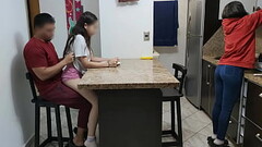 Mi Sobrina Traviesa le Gusta Comer Sentada en las Piernas del Tio Pervertido al Frente de su Mujer Thumb