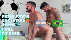 Partida o fan&aacute_tico Argentino Perde para o Brasil - Ele goza na Bunda - Com Alex Barcelona &am Thumb