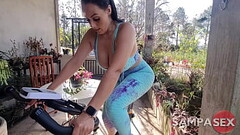 Morena da Bunda GG ficou com tes&atilde_o na bike de spinning e pediu pra foder o cu e encher a buce Thumb