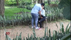 ESPIANDO A UNA PAREJA EN EL PARQUE PUBLICO Thumb