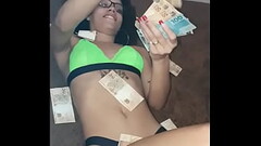 Lua Doidera brincando com os Mil Reais que vai sortear na festa do Caricias Swing club em madureira Thumb