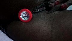 Negra gostosa gozando com o plug anal bem safada toda melada se exibindo escorrendo melzinho Thumb