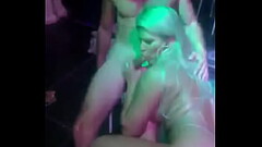 Katharine Madrid e Vagninho sexo em p&uacute_blico blowjob no palco da Happy Space night Club Thumb