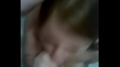 Teen Sue-anne K. lutscht im Badezimmer Thumb