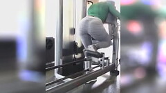 Hermosa chica en leggins Thumb